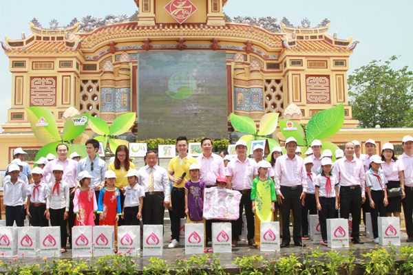 Những phần quà ý nghĩa của công đoàn NHCSXH chi nhánh tỉnh Thừa Thiên Huế tặng các Lá chưa lành