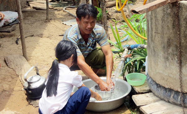 Nhiều hộ dân ở xã Ea Rốc vay vốn ưu đãi xây bể chứa nước sạch