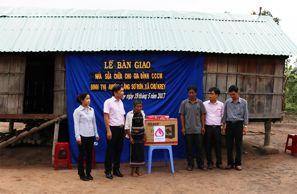 Công đoàn NHCSXH tỉnh Gia Lai tổ chức Lễ trao nhà cho gia đình bà Đinh Thị AMơih ở xã Chư Grei, huyện Kông Chro