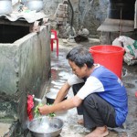 Nhiều hộ gia đình ở vùng nông thôn tỉnh Hòa Bình vay vốn bắc đường ống dẫn nước sạch về dùng
