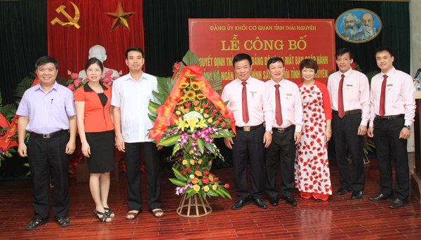 Lãnh đạo Đảng ủy Khối các cơ quan tỉnh Thái Nguyên chúc mừng Đảng bộ NHCSXH tỉnh Thái Nguyên
