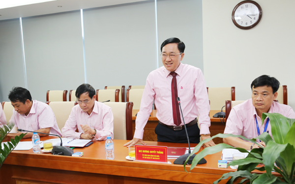 Đồng chí Dương Quyết Thắng, Ủy viên BCH Đảng bộ Khối, Bí thư Đảng ủy NHCSXH TW phát biểu tại buổi làm việc