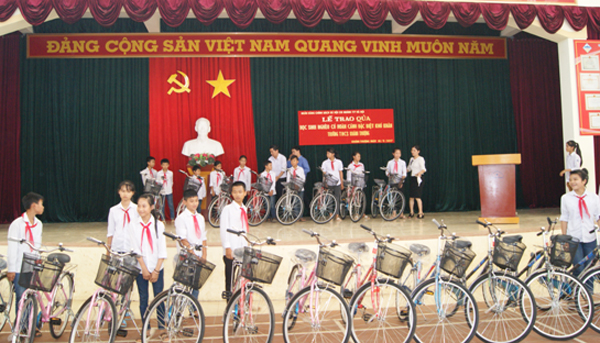 Trao tặng 20 chiếc xe đạp Thống Nhất cho học sinh trường THCS xã Khánh Thượng, huyện Ba Vì