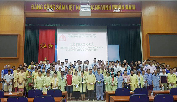 Công đoàn cơ sở NHCSXH TP Hà Nội trao tặng quà cho bệnh nhân tại Bệnh viện K