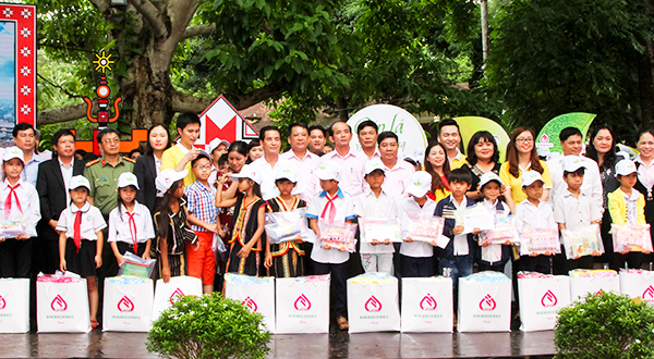 Công đoàn cơ sở NHCSXH tỉnh Đắk Lắk trao tặng 66 suất quà cho các “Lá chưa lành” để động viên các em tiếp tục vươn lên trong cuộc sống