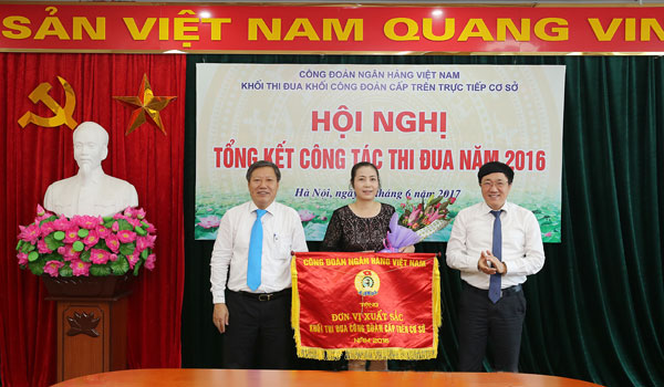 Đại diện lãnh đạo cơ quan Công đoàn NHTW (đứng giữa) nhận Cờ thi đua của Công đoàn NHVN