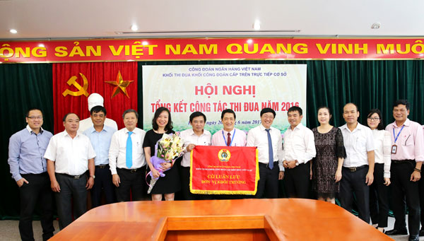 Công đoàn NHCSXH bàn giao nhiệm vụ Khối trưởng cho Ngân hàng TMCP Ngoại thương Việt Nam và Khối phó cho Ngân hàng TMCP Công Thương Việt Nam