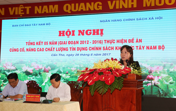Chủ tịch Hội Phụ nữ tỉnh Bến Tre Phạm Thị Thanh Thảo tham luận tại Hội nghị