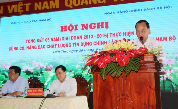 Phó Bí thư huyện uỷ Long Hồ Bùi Minh Quận tham luận tại Hội nghị