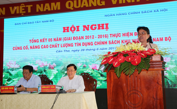 Tổ trưởng Tổ tiết kiệm và vay vốn Kim Thị Thu Hà tham luận tại Hội nghị