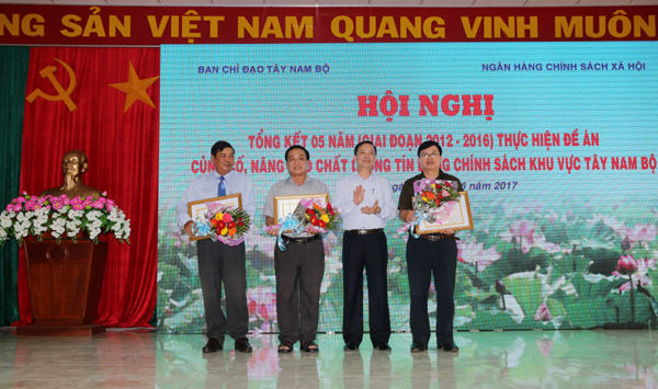 03 tập thể thuộc Ban chỉ đạo Tây Nam Bộ vinh dự được nhận Bằng khen của Thống đốc NHNN vì đã có thành tích đóng góp thực hiện Chương trình tín dụng chính sách trên địa bàn Tây Nam Bộ