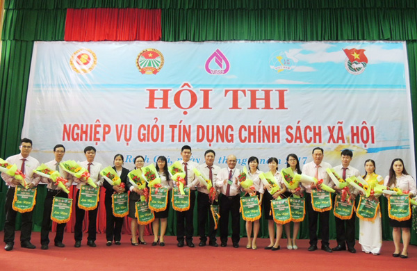 Ban tổ chức Hội thi nghiệp vụ giỏi tín dụng chính sách xã hội tỉnh Kiên Giang chúc mừng các đội tham gia Hội thi