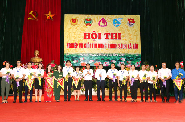Giải Nhất đã được trao cho đội thi thuộc NHCSXH huyện Phúc Thọ