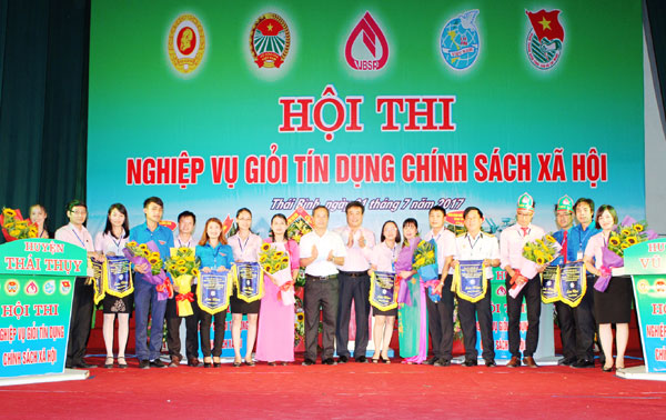 Ban Tổ chức hội thi nghiệp vụ giỏi tín dụng chính sách xã hội tỉnh Thái Bình chúc mừng các đội tham gia thi