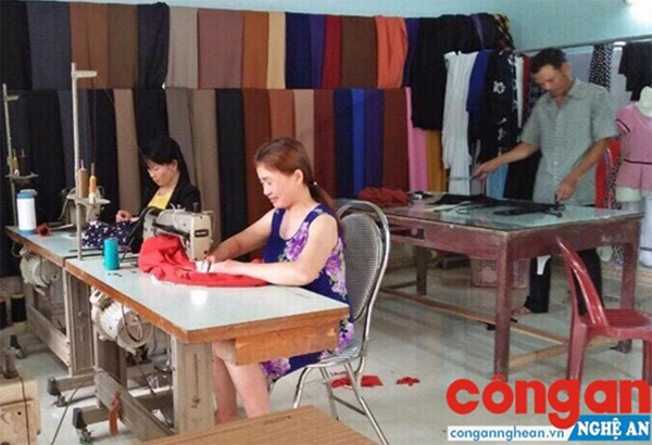 Nhờ vốn vay từ NHCSXH, tiệm may của anh Trần Quốc Khang đã mở rộng, phát triển hơn trước