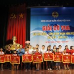 Ban tổ chức trao cờ lưu niệm cho các Ðoàn tham dự giải