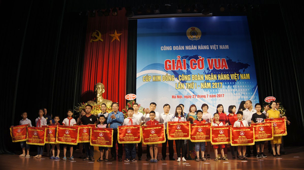 Ban tổ chức trao cờ lưu niệm cho các Ðoàn tham dự giải