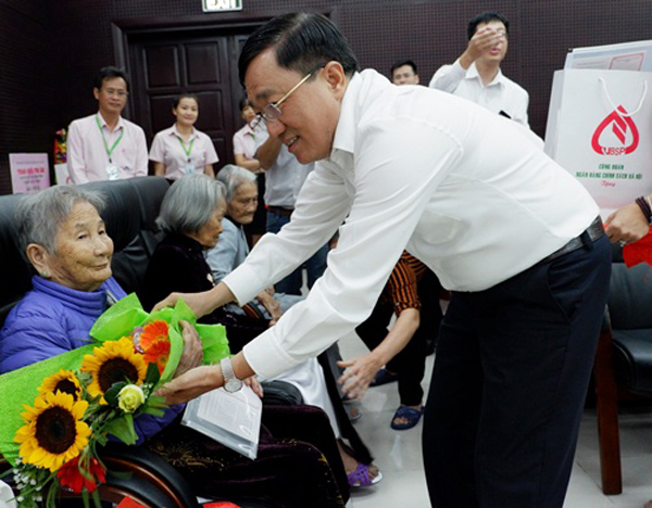 Tổng Giám đốc Dương Quyết Thắng tặng quà cho các Mẹ Việt Nam Anh hùng