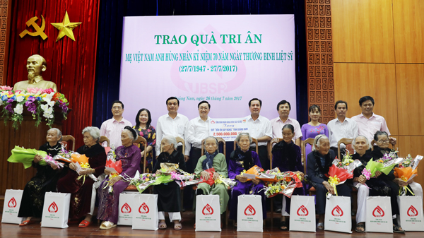 Tổng Giám đốc Dương Quyết Thắng trao tặng 500 suất quà cho các Mẹ Việt Nam Anh hùng tỉnh Quảng Nam