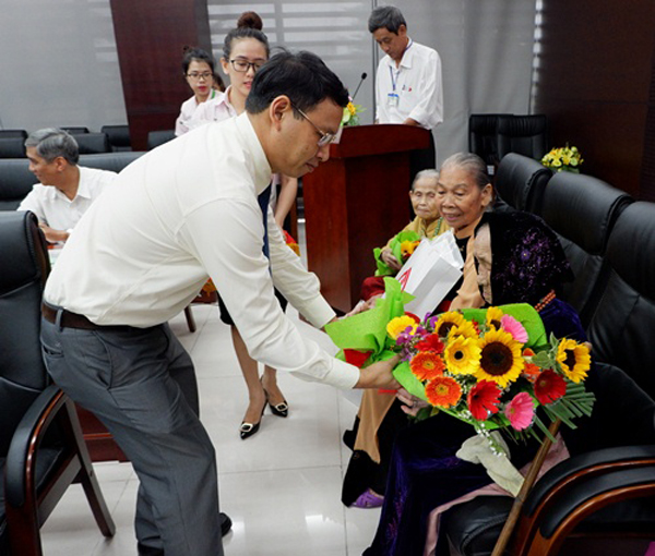 Phó Chủ tịch UBND thành phố Đà Nẵng Hồ Kỳ Minh tặng quà cho các Mẹ Việt Nam Anh hùng