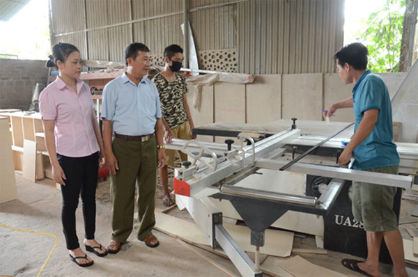 Xưởng sản xuất mộc dân dụng của CCB Trần Hải Đường được mở rộng từ vốn vay ưu đãi