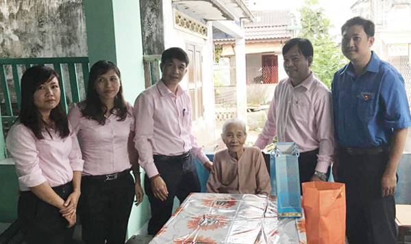 NHCSXH tỉnh Bình Thuận thăm hỏi và tặng quà cho Mẹ Việt Nam Anh hùng Nguyễn Thị Sử