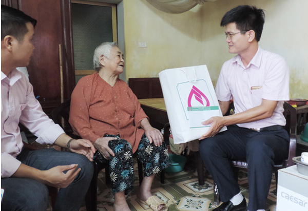NHCSXH tỉnh Hà Nam thăm hỏi, tặng quà cho Mẹ Việt Nam Anh hùng Nguyễn Thị Tý 107 tuổi ở xã Tiên Hải, TP Phủ Lý