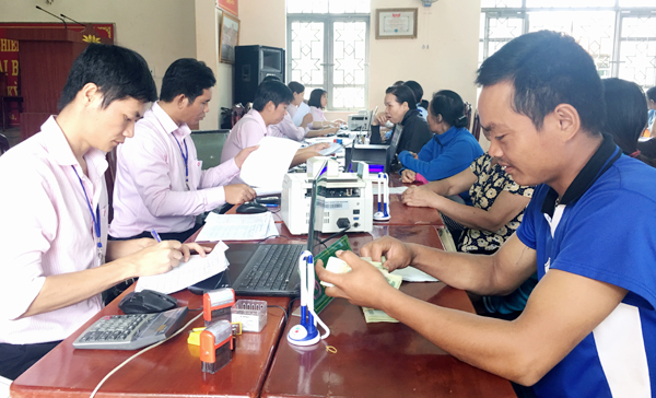Đồng bào DTTS ở Krông Ana nhận vốn vay ưu đãi tại Điểm giao dịch xã của NHCSXH