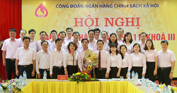 Ban chấp hành chúc mừng đồng chí Dương Tiến Thanh vừa được bầu giữ chức vụ Phó Chủ tịch chuyên trách Công đoàn NHCSXH