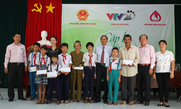 Trước sự chứng kiến của lãnh đạo UBND phường Lê Lợi TP Quy Nhơn và các hội đoàn thể, NHCSXH đã trao tận tay tiền ủng hộ cho các em
