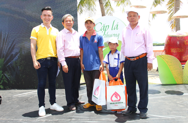 Công đoàn cơ sở NHCSXH tỉnh Bình Định tặng quà cho em Nguyễn Xuân Hiếu và hỗ trợ 30 triệu đồng để gia đình em sửa chữa căn nhà dột nát đang ở