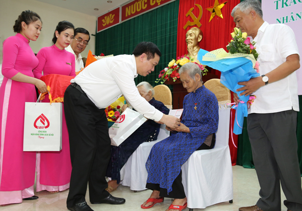Ủy viên Bộ Chính trị - Phó Thủ tướng Chính phủ Vương Đình Huệ tặng quà cho các Mẹ Việt Nam Anh hùng