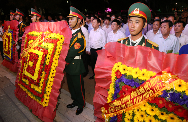 Đoàn đại biểu tưởng niệm các Anh hùng Liệt sỹ tại Bến thả hoa Thành cổ, bờ Nam sông Thạch Hãn