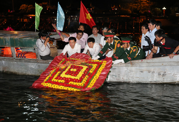 Lãnh đạo Đảng, Chính phủ, NHCSXH thả hoa tri ân các Anh hùng Liệt sỹ trên dòng sông Thạch Hãn