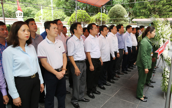 Đoàn dâng hương, dâng hoa tại Nhà bia tưởng niệm các Liệt sỹ TNXP tại Ngã Ba Đồng Lộc