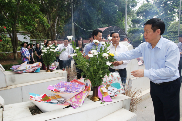 Những nén tâm hương đã được thắp lên mộ của 10 cô gái TNXP tại Ngã Ba Đồng Lộc