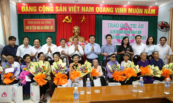 Đoàn công tác tặng quà cho các Mẹ Việt Nam Anh hùng tại tỉnh Hà Tĩnh