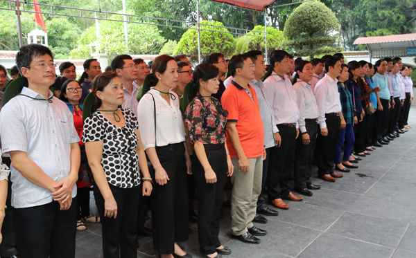 Các thành viên trong Đoàn kính cẩn nghiêng mình trước sự hy sinh anh dũng của 10 cô gái TNXP tại Ngã Ba Đồng Lộc