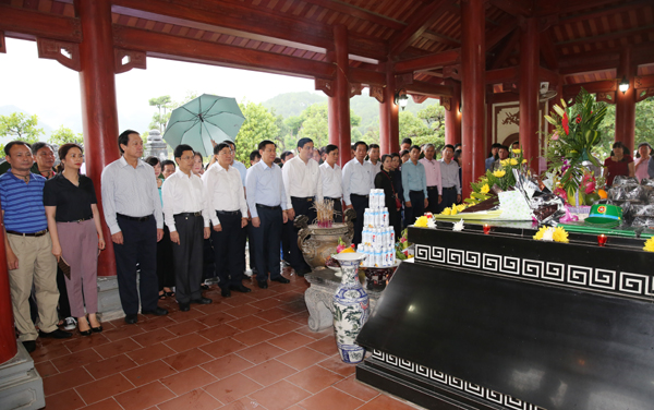 Thắp hương trước phần mộ 13 TNXP hy sinh tại Truông Bồn