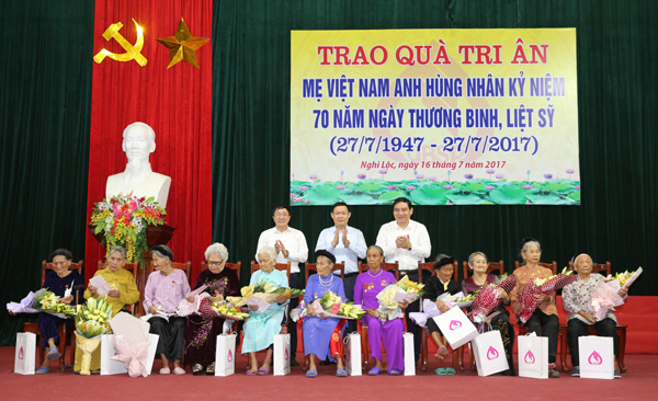 Tặng quà cho các Mẹ Việt Nam Anh hùng tại Nghệ An