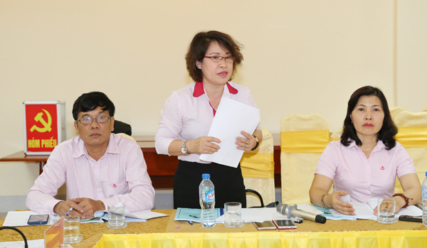 Phó Chủ tịch Công đoàn NHCSXH Đỗ Thị Huê báo cáo kết quả hoạt động Công đoàn 6 tháng đầu năm và phương hướng, nhiệm vụ những tháng cuối năm 2017