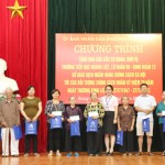 BCH Công đoàn cơ sở Hội sở chính và Sở giao dịch NHCSXH tặng qùa cho các gia đình chính sách trên địa bàn phường Hoàng Liệt