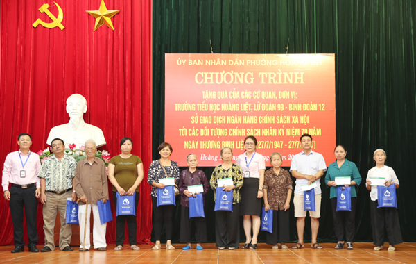 BCH Công đoàn cơ sở Hội sở chính và Sở giao dịch NHCSXH tặng qùa cho các gia đình chính sách trên địa bàn phường Hoàng Liệt