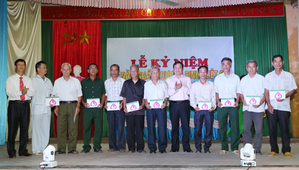 Đoàn công tác của NHCSXH tặng quà cho các thương binh, gia đình liệt sỹ trên địa bàn xã Nội Hoàng