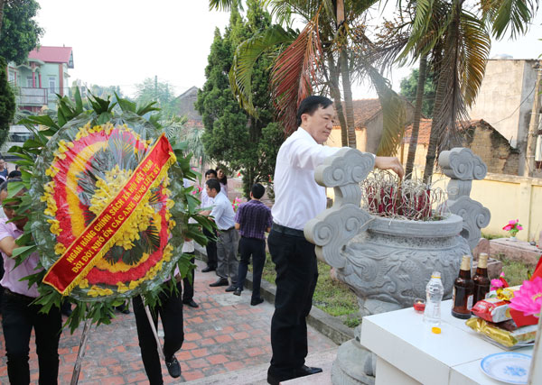 Tổng Giám đốc Dương Quyết Thắng cùng các cán bộ, đoàn viên công đoàn NHCSXH dâng hương tại Nghĩa trang liệt sỹ xã Nội Hoàng