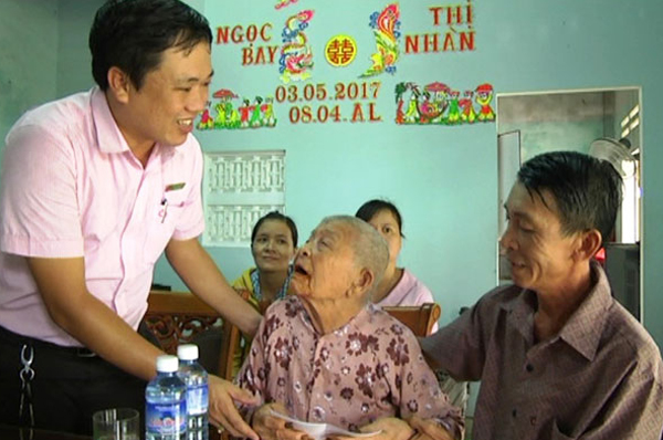 Cán bộ NHCSXH TP Hội An thăm hỏi, tặng quà cho Mẹ Việt Nam Anh hùng