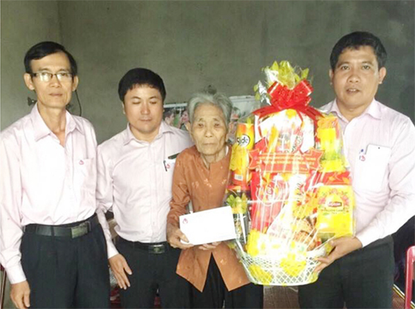 NHCSXH tỉnh Quảng Ngãi thăm hỏi, tặng quà cho Mẹ Việt Nam Anh hùng Nguyễn Thị Mai