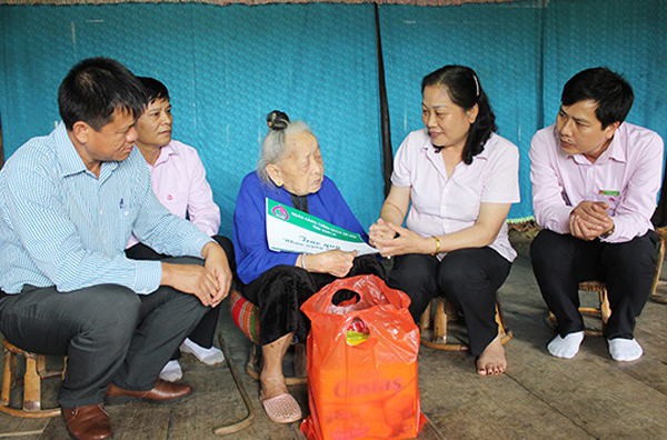 Lãnh đạo NHCSXH tỉnh thăm hỏi, tặng quà gia đình liệt sỹ Lường Văn Phong