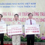 Thống đốc NHNN Việt Nam Lê Minh Hưng trao tiền ủng hộ cho các đơn vị