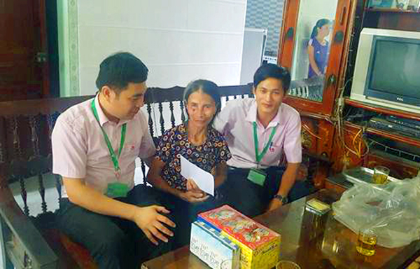 Công đoàn bộ phận NHCSXH huyện Anh Sơn thăm hỏi bà Trần Thị Thảo